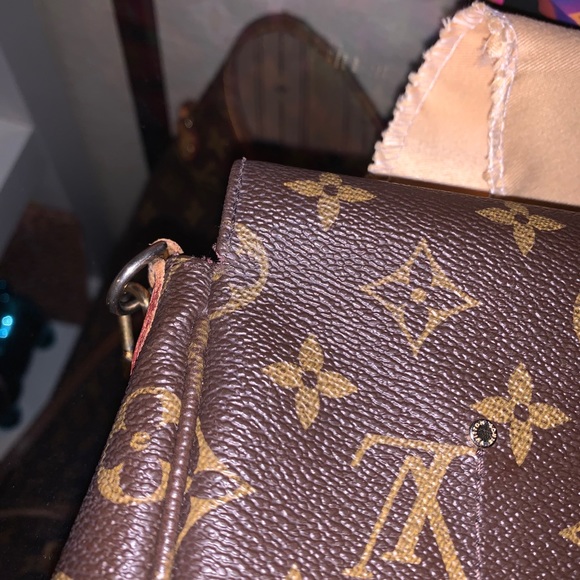 Louis Vuitton Favorite MM Monogram Canvas - Picture 8 of 11